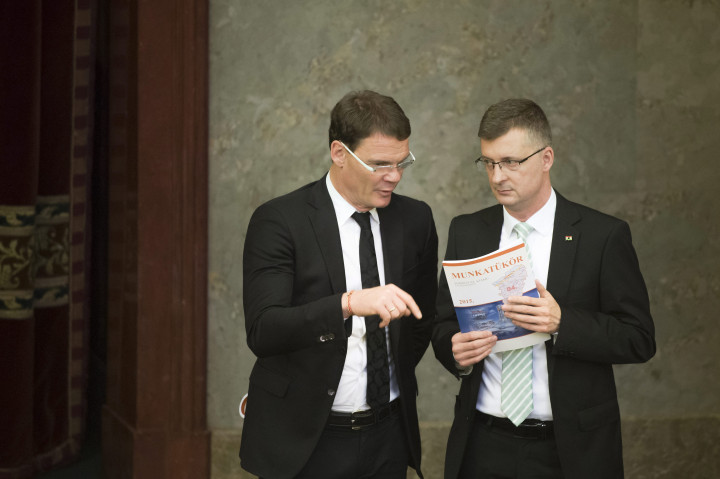 Bánki Erik és Kubatov Gábor, a Fidesz képviselői az Országgyűlés plenáris ülésén 2016. március 29-én – Fotó: Koszticsák Szilárd