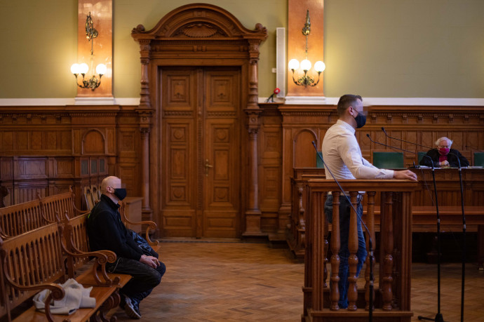 Az elsőrendű vádlott igen, a másodrendű (balról) nem tett vallomást – Fotó: Hevesi-Szabó Lujza / Telex