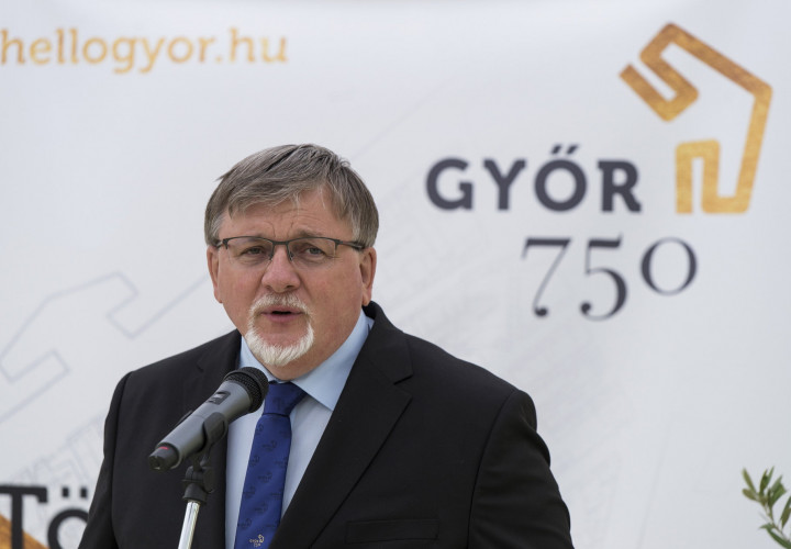 Dézsi Csaba András polgármester beszédet mond a győri állatkertben megvalósult fejlesztések ünnepélyes átadásán 2021. május 12-én – Fotó: Krizsán Csaba / MTI