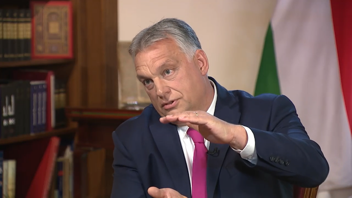 „Ennyi kormánykritikus lapot lehet venni a magyar újságárusoknál”, mutatja Orbán a dokumentumfilmben – Fotó: Tucker Carlson Originals / Fox Nation