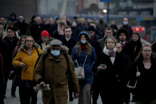 Angliában életbe léptek az enyhébb járványszabályok, de például a londoni metróban még mindig kell maszkot viselni