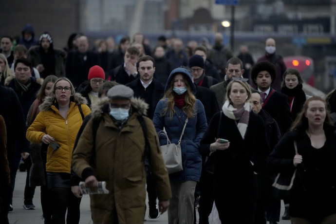 Munkába igyekvő emberek London pénzügyi negyedében – Fotó: Matt Dunham / AP / MTI