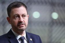 A szlovák miniszterelnök támogatná a koronavírus elleni kötelező oltást egy újabb variáns esetén