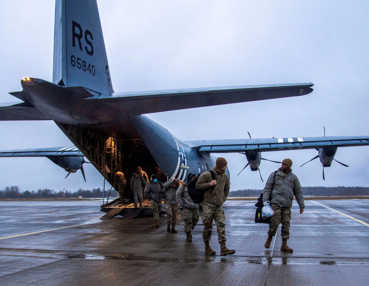 Amerikai és angol légierők katonái érkeznek Észtországba 2022. január 24-én, hogy megerősítsék a környéken állomásozó NATO-csapatok jelenlétét – Fotó: U.S. Air Force Photo / Staff Sgt. Megan Beatty / Reuters