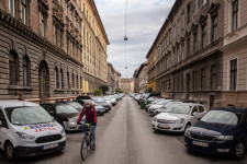 Egy felmérés szerint az autósok negyede lemondana az autójáról az Erzsébetvárosban, ha cserébe kapna valamit