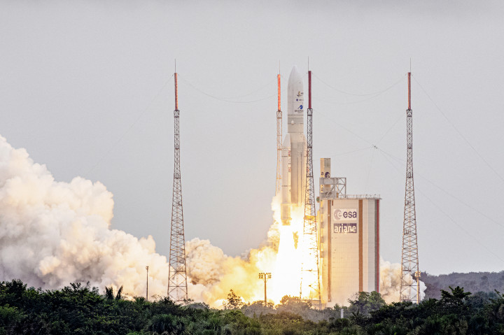 A James Webb űrteleszkóp indítása egy Ariane-5 rakétával a Guyana Űrközpontból 2021. december 25-én – Fotó: Jody Amiet / AFP