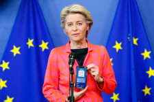 Nem tarthatja vissza az Európai Bizottság az sms-eket, amelyeket a bizottság elnöke és a Pfizer vezetője váltott, állítja az EU ombudsmanja