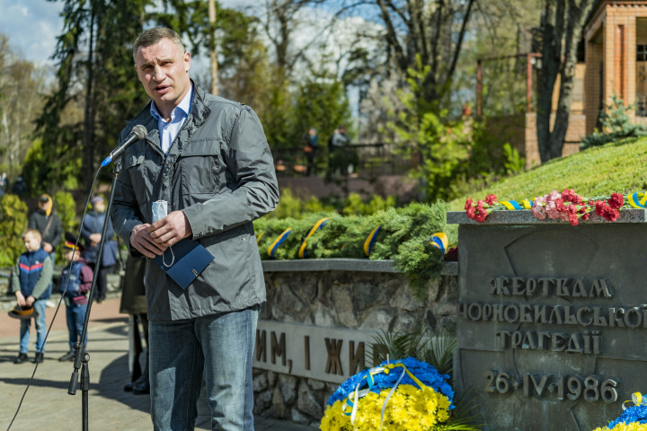 Vitalij Klicsko kijevi polgármester a csernobili katasztrófa 35. évfordulója alkalmából tartott megemlékezésen Kijevben, 2021. április 26-án – Fotó: Celestino Arce / NurPhoto / NurPhoto via AFP