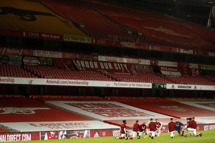 Bemelegítenek az Arsenal játékosai a Bajnokok Ligája Chelsea elleni szurkolók nélkül játtszott meccsén 2020. december 26-án – Fotó: ANDREW BOYERS / POOL / AFP