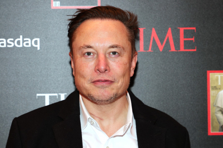 Elon Musk 5 ezer dollárt akart fizetni egy 19 évesnek, hogy törölje a repülőgépe útvonalát követő Twitter-fiókot