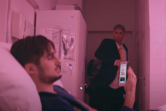 A mennyben gitározó Lovasitól az Orbánként kórházat látogató Bödőcsig minden van Krúbi legújabb klipjében