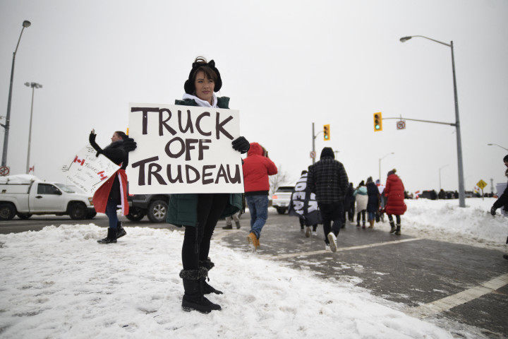 Kanadai kamionosok megmozdulását támogató tüntető egy Trudeau-t gyalázó molinóval – Fotó: Arindam Shivaani / NurPhoto / NurPhoto via AFP