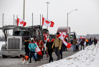 A sofőröktől elvárt oltás ellen tiltakozó kamionosok zúdulnak Kanada fővárosára