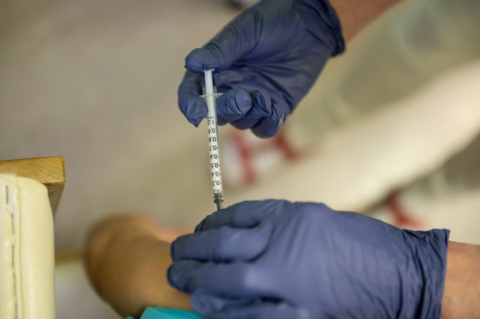 Hétvégi járványadatok: 176-an haltak meg, 45 047 új fertőzöttet találtak