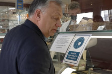 Orbán orra előtt virított a tábla, hogy kötelező a maszk, de ő simán anélkül kérte a sütit a cukrászdában
