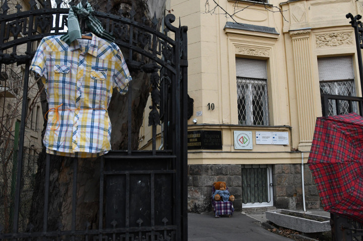 Kockás ingek és rajzok a PSZ budapesti székháza előtt – Fotók: Melegh Noémi Napsugár / Telex