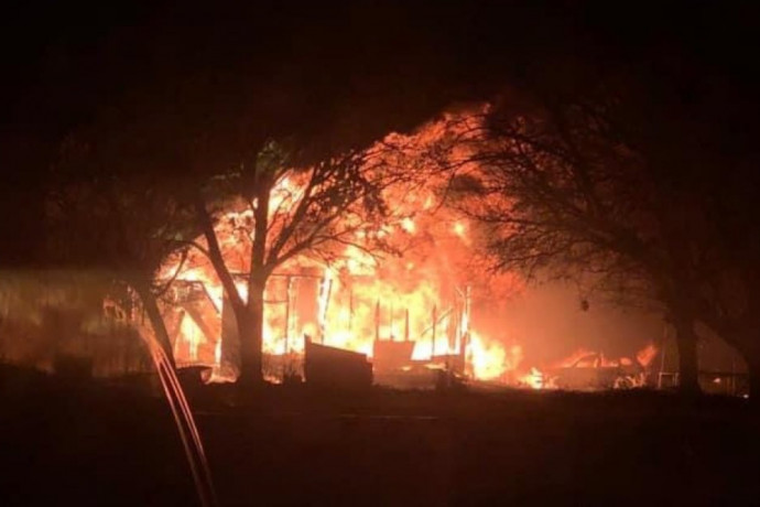 A kétéves gyerek ébresztette a covidos, füstöt nem érző szülőket, hogy ég a házuk Texasban