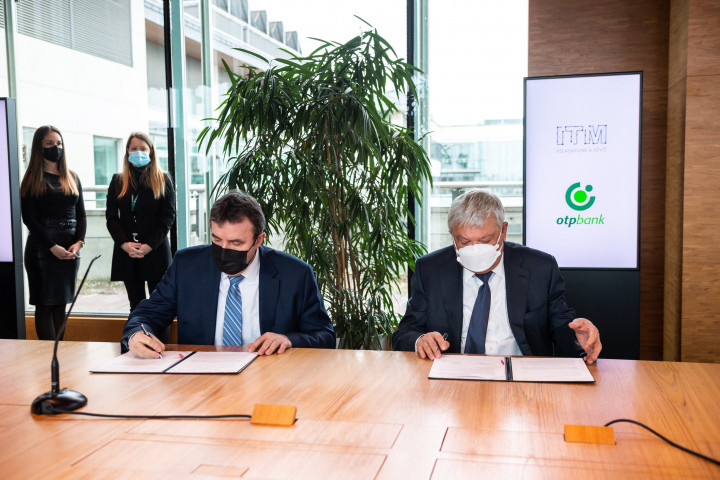 Palkovics László innovációs és technológiai miniszter (b) és Csányi Sándor, az OTP Bank elnök-vezérigazgatója együttműködési megállapodást ír alá az Innovációs és Technológiai Minisztérium (ITM) és az OTP Bank együttműködésével megvalósult szuperszámítógép első, önállóan működő egységének átadásán az OTP Bank székházában 2022. január 31-én – Fotó: Mónus Márton / MTI