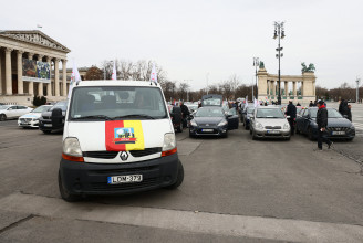 Feltűnésmentesen vonult a pedagógussztrájkot támogató konvoj Budapest belvárosában
