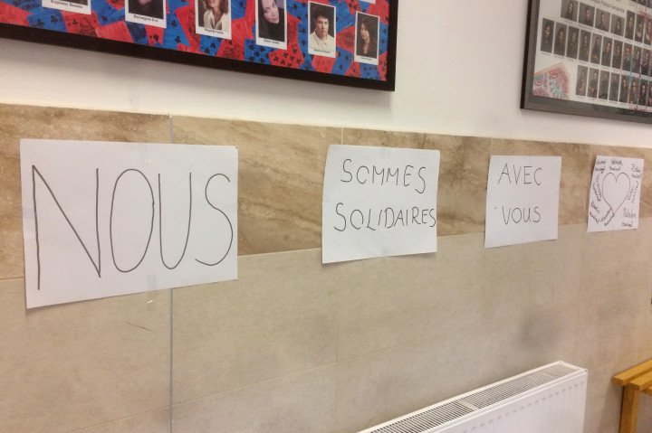 „Szolidarítunk Önökkel” – diákok francia nyelvű üzenete a pécsi Leőwey Klára Gimnáziumban – Fotó: Aradi Hanga Zsófia / Telex