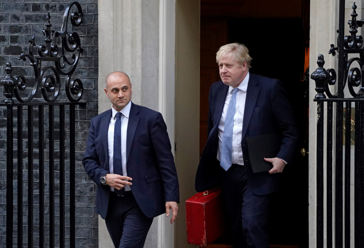 Boris Johnson kilép a Downing Street 10. ajtaján a jelentés publikálása után nem sokkal, hogy elinduljon a parlamentbe – Fotó: Niklas Halle'n / AFP