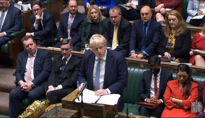 Boris Johnson beszédet mond a brit parlamentben – Fotó: PRU / AFP