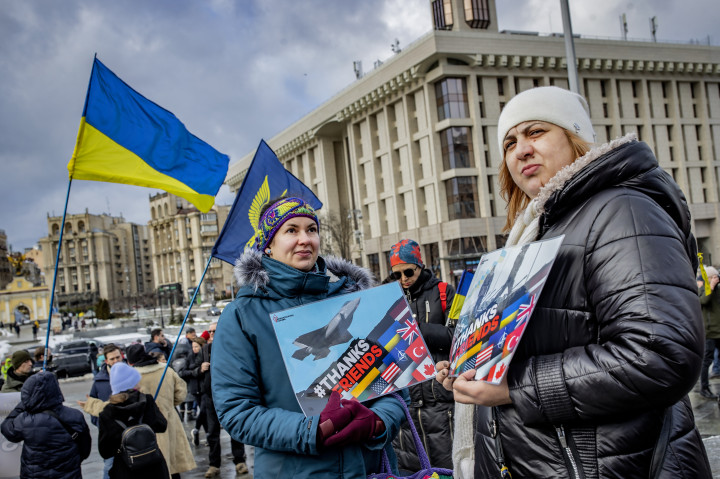 A nyugati kiállásért köszönetet mondó megmozdulás, ahol az ukrán elnököt is érte kritika – Fotó: Huszti István / Telex