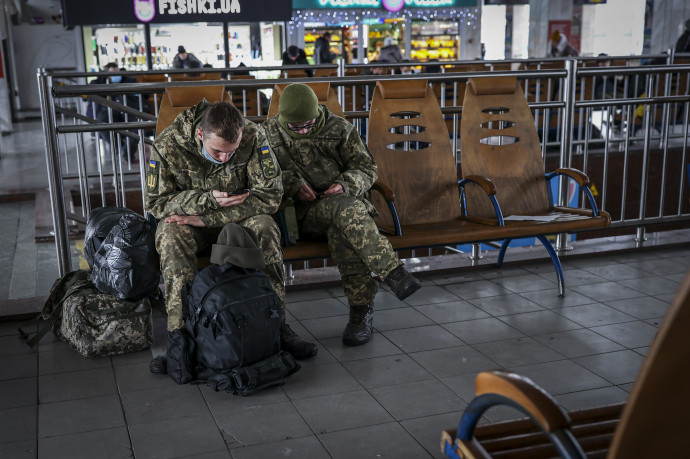 Hivatásos katonák, első útjukon az állomáshelyük felé – Fotó: Huszti István / Telex