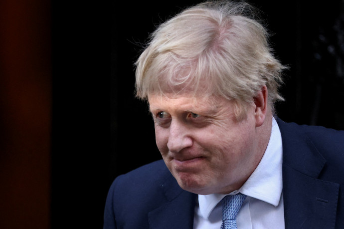 Boris Johnson brit miniszterelnök a Downing Street 10 előtt – Fotó: Henry Nicholls / Reuters