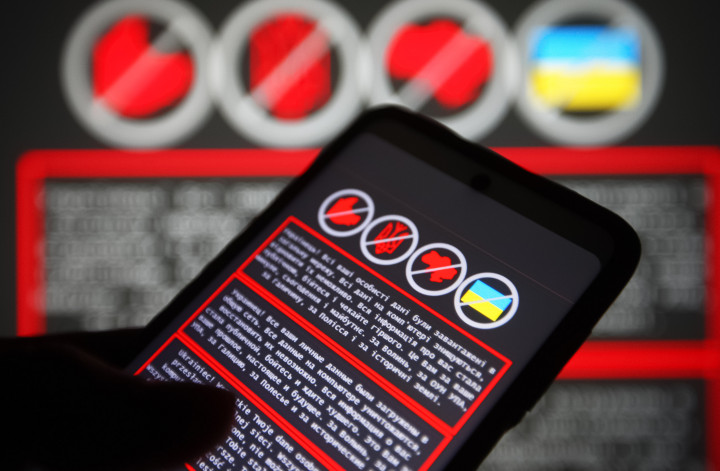 Orosz, ukrán és lengyel nyelvű figyelmeztetés jelent meg az ukrán kormányzati weboldalakat ért támadás után – az illusztráción ez a felirat látható egy okostelefon kijelzőjén – Fotó: Pavlo Gonchar / SOPA Images / LightRocket / Getty Images