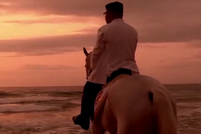 Kim Dzsongun Tüttő Kata és Putyin szerelemgyerekeként emelkedett ki a habokból lóháton, leadva néhány kilót