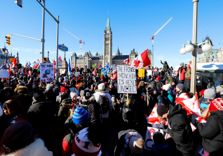 Tüntető tömeg az ottawai parlament előtti téren 2022. január 29-én – Fotó: Patrick Doyle / Reuters