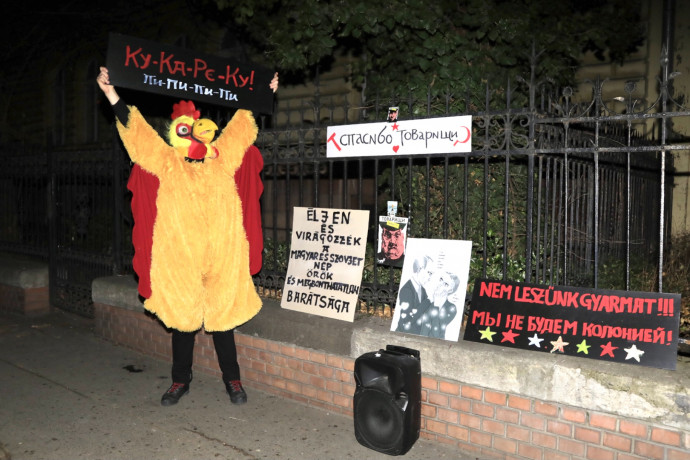 A Csirkeember az oroszok melletti MKKP-s szimpátiatüntetés vezéralakja
