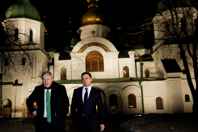 Boris Johnson: Putyin fegyvert tart Ukrajna fejéhez