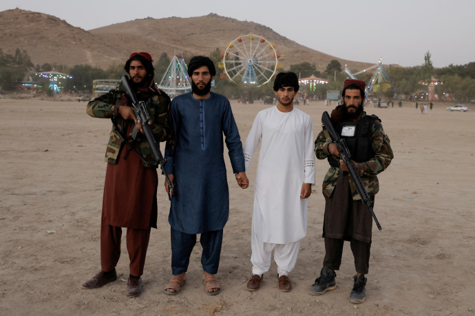 Tálib harcosok a kabuli vidámparkban 2021. oktber 8-án – Fotó: Jorge Silva / Reuters