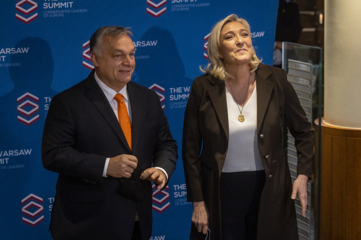 Orbán Viktor miniszterelnök és Marine Le Pen, a Nemzeti Tömörülés elnökjelöltje Varsóban 2021. december 4-én – Fotó: Wojtek Radwanski / AFP