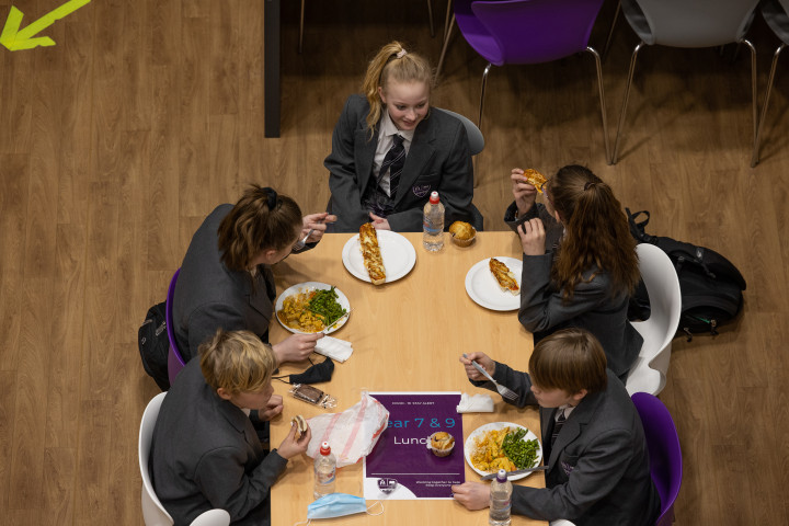 Diákok ebédelnek az angliai Chertsey egyik gimnáziumában – Fotó: Dan Kitwood / Getty Images