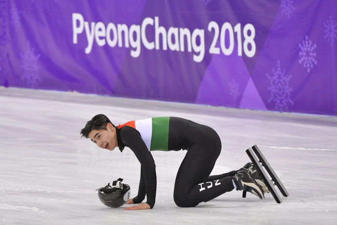 Liu Shaoang, a győztes magyar válogatott tagja a pjongcsangi téli olimpia férfi 5000 méteres váltó rövidpályás gyorskorcsolyaversenyének döntője után a Kangnung Jégcsarnokban 2018. február 22-én – Fotó: Czeglédi Zsolt / MTI