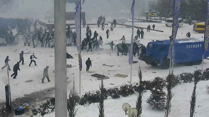 Tüntetők és rendőrök csapnak össze egy, a kazah belügyminisztérium által 2022. január 6-án közzétett videóból vágott állóképen – Fotó: EyePress News / EyePress via AFP