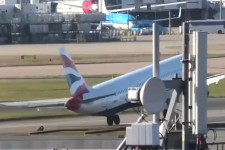 Ijesztően megdőlt a British Airways egyik gépe leszállás közben a londoni Heathrow reptéren