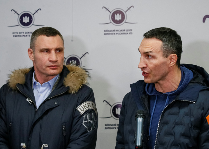 Mint a Baradlay-fivérek: a politikus és a katona. Vitalij és Vlagyimir Klicsko a kijevi toborzóközpont megnyitóján. Fotó: Gleb Garanich / Reuters