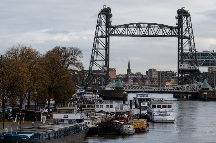 Szét kell szedni egy ikonikus hidat Rotterdamban, hogy Jeff Bezos gigászi új szuperjachtja eljusson a tengerig