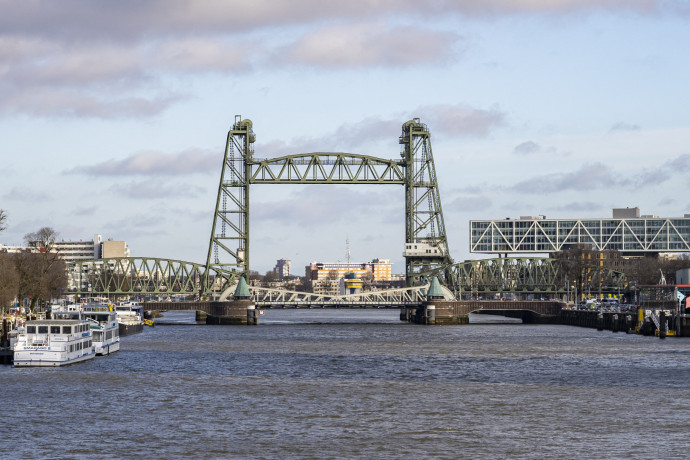 Szét kell szedni egy ikonikus hidat Rotterdamban, hogy Jeff Bezos gigászi új szuperjachtja eljusson a tengerig