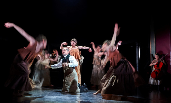 Semmelweist körüllengik a halott anyák szellemei – Fotó: Geraint Lewis / Bristol Old Vic