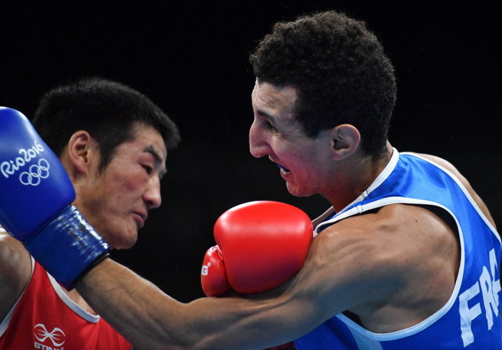 Oumiha mongol ellenfelével küzd a riói olimpián, a bírók pénzt kaptak a francia sikeréért – Fotó: YURI CORTEZ / AFP