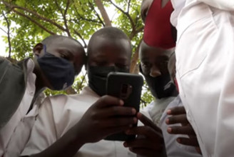 Mobiltelefonos játékkal küzdenek a fiatal lányok nem kívánt terhessége ellen Ruandában