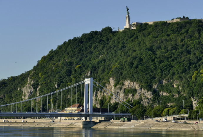 A Gellért-hegy, tetején a Szabadság-szoborral és a Citadellával – Fotó: Jászai Csaba / MTVA Bizományosi