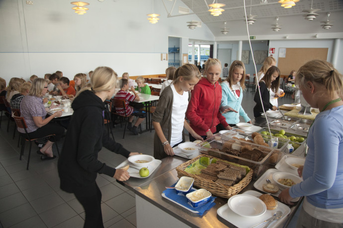 Gyerekek ebédelnek a Waeinoe Aaltonen Iskolában a finnországi Turkuban – Fotó: Fishman / Getty Images