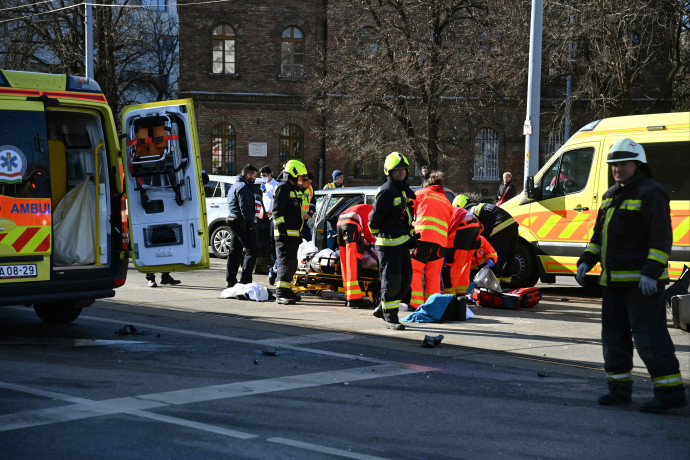 Megkülönböztető jelzéssel haladt az a mentőautó, ami egy autóval ütközött Újbudán