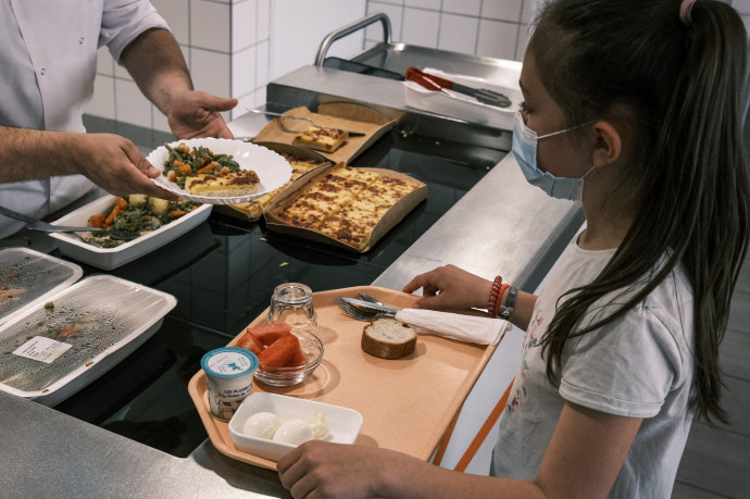 A szomszédban már az ingyenes menzát is megpróbálták, máshol szinte ismeretlen a klasszikus iskolai menza fogalma